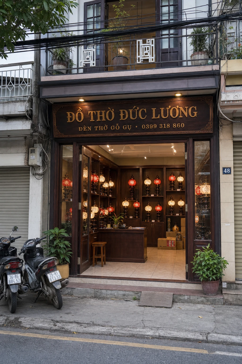 Cửa hàng Đồ Thờ Đức Lương trên phố Việt Nam, trưng bày đèn Hồng Phúc Vinh Hoa và Đào Xuân Phú Quý